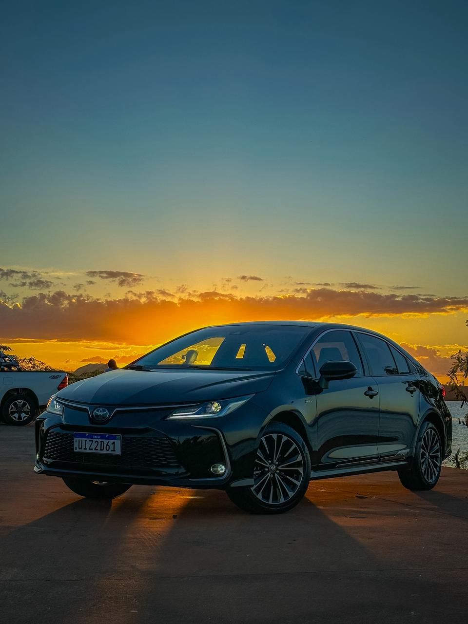 Toyota Corolla executivo ao pôr do sol